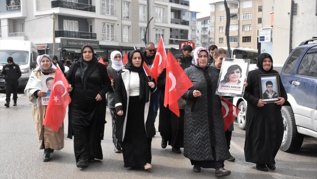 Vanlı aileler DEM Parti binası önündeki evlat nöbetini sürdürdü