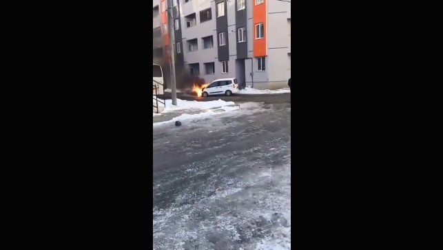 Kars'ta seyir halindeki araçta yangın paniği