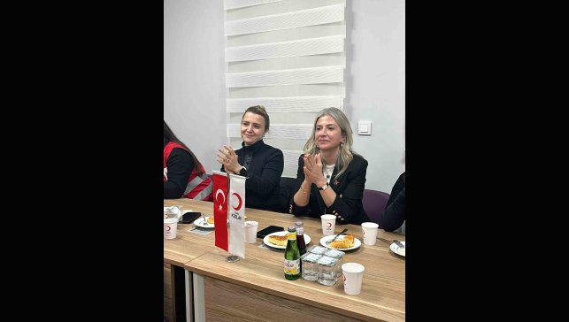 Kars'ta Kızılay'dan üniversite öğrencilerine "Anne Eli" iftarı
