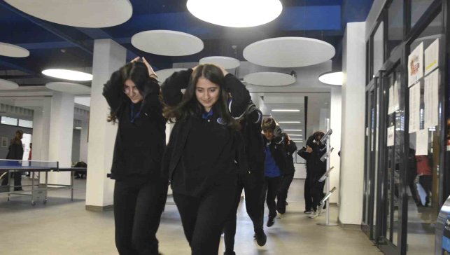 Bitlis'teki okullarda deprem tatbikatı yapıldı