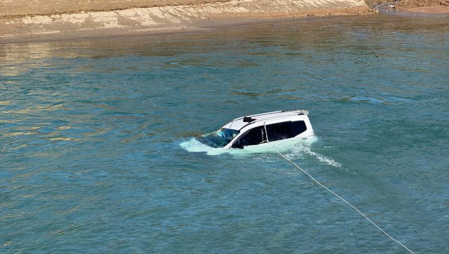 Tunceli'de köprüden Munzur Çayı'na düşen otomobilin sürücüsü kurtarıldı