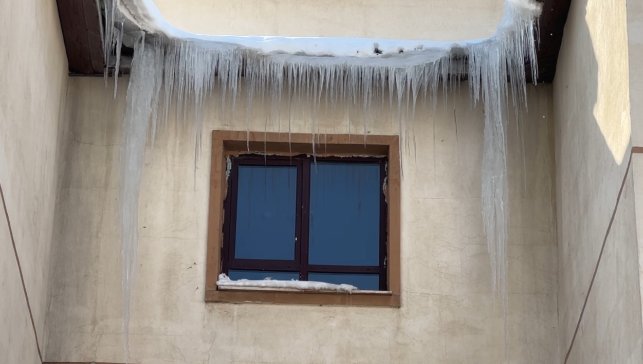 Yüksekova'da dondurucu soğuklar: Buz sarkıtlarının boyu 1 metreyi aştı