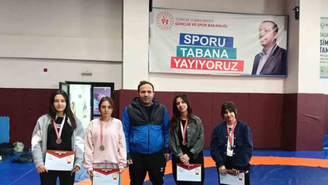 Çataklı öğrencilerden güreş müsabakalarında çifte başarı