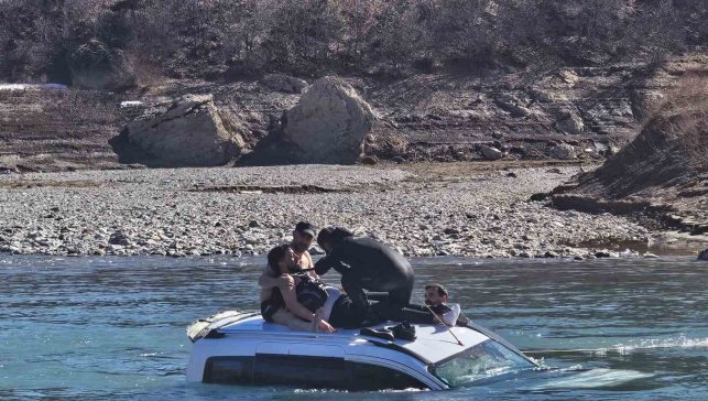 Araç baraj gölüne uçtu: 1 yaralı