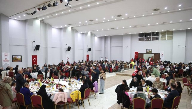 Vali Çakır, Dünya Yetimler Günü'nde koruyucu aileler ve çocuklarla iftarda buluştu