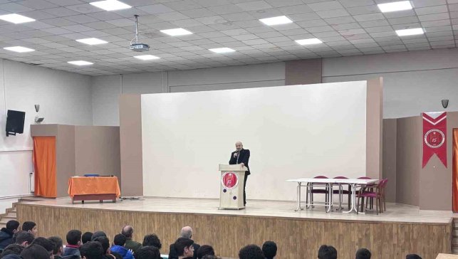 Erzincan'da öğrencilere "Ramazan ve Hayatımıza Yansımaları" konferansı verildi