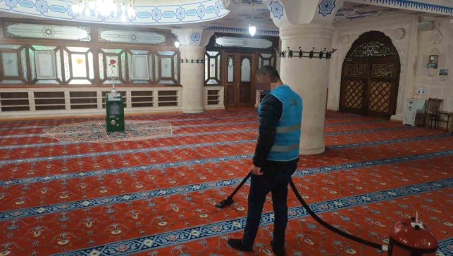 Yükümlülerden camilerin temizliğine destek