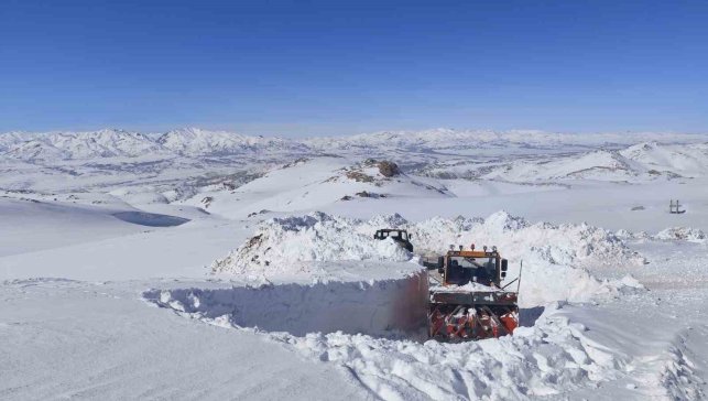 Başkale'de 3 metreyi bulan kar tünellerinde çalışma