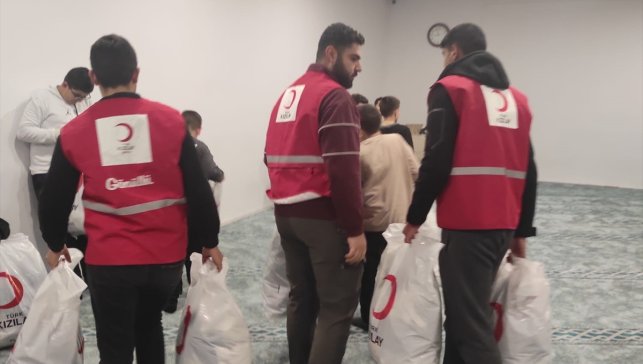 Türk Kızılay Baskil Şubesi'nden Kur'an kursu öğrencilerine kıyafet desteği