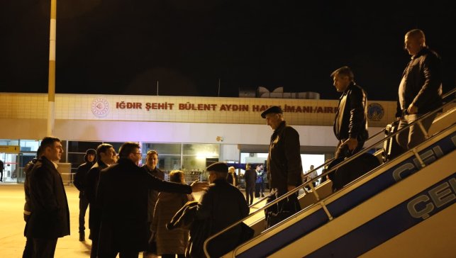 Bakü-Nahçıvan seferini yapan yolcu uçağı saldırı nedeniyle Iğdır'a indi
