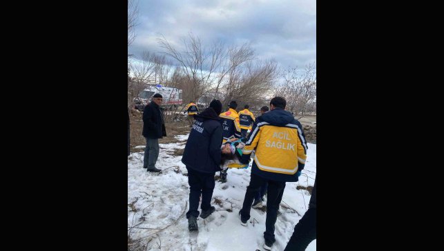 Van'da kamyonet devrildi: 2 yaralı