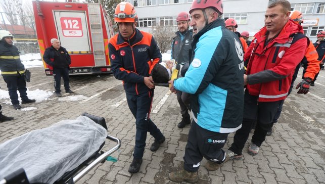 Kars'ta bir lisede deprem ve yangın tatbikatı yapıldı