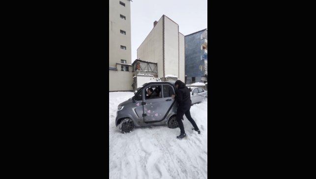 Kars'ta küçük otomobil kara saplandı: Vatandaşlar ite kaka kurtardı, o anlar viral oldu