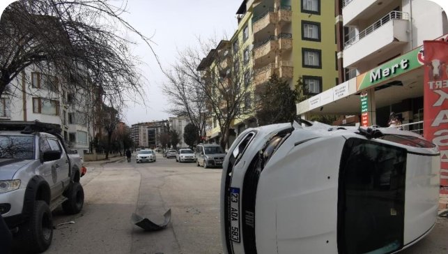 Park halindeki araca çarpan otomobil devrildi