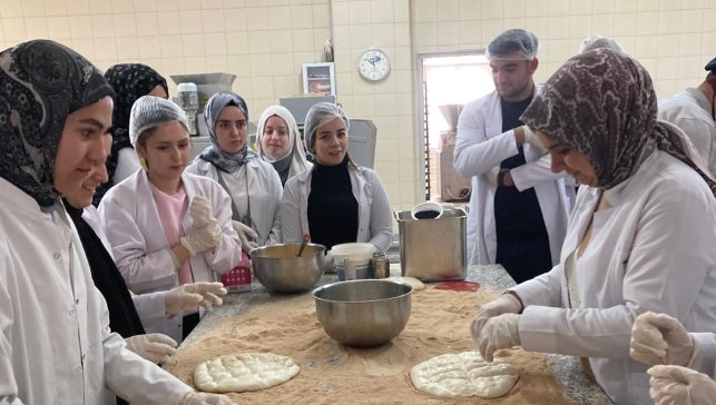 Ramazan pidesinin üretimini yerinde gördüler