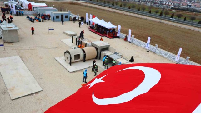 Elazığ'da eğitim parkuru hizmete açıldı, ilk deprem tatbikatı yapıldı