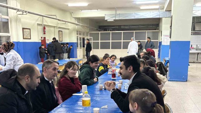 Susuz Kaymakamı Tutal, öğrencilerle iftarda buluştu