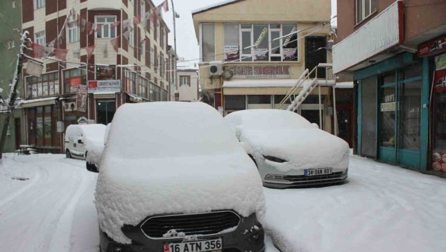 Malazgirt'te bahar beklenirken kar yağdı, araçlar kara gömüldü