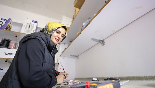 Beyaz eşya tamircisi Aslı usta 5 yıldır arızalara çözüm üretiyor