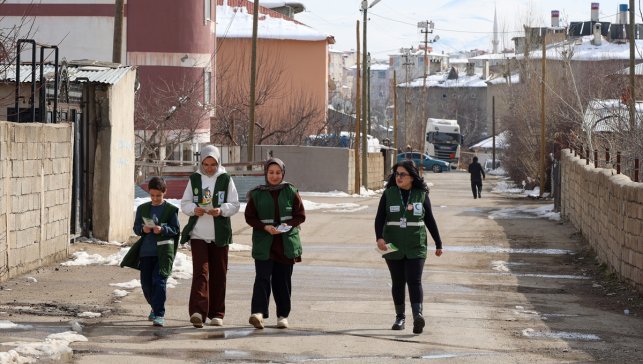Van'da Yeşilay ekipleri kapı kapı gezerek aileleri bağımlılık konusunda bilinçlendiriyor