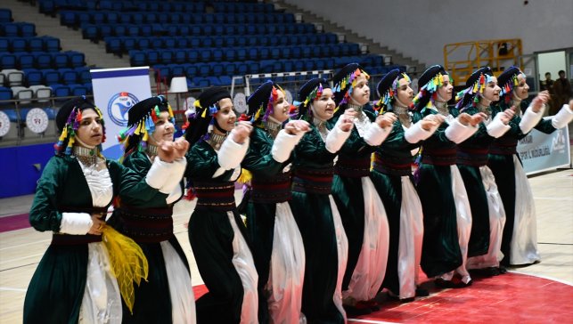 Hakkari'de halk oyunları yarışması yapıldı