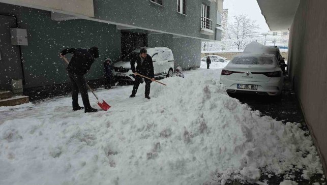 Tatvan'da kar kalınlığı 1 metreye ulaştı