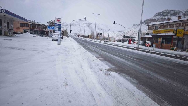 Malatya'nın yüksek kesimlerinde kar yağışı etkili oluyor