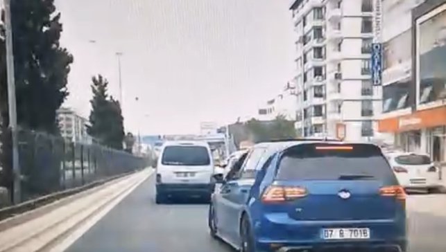 Elazığ'da makas atan araç kameralara yansıdı