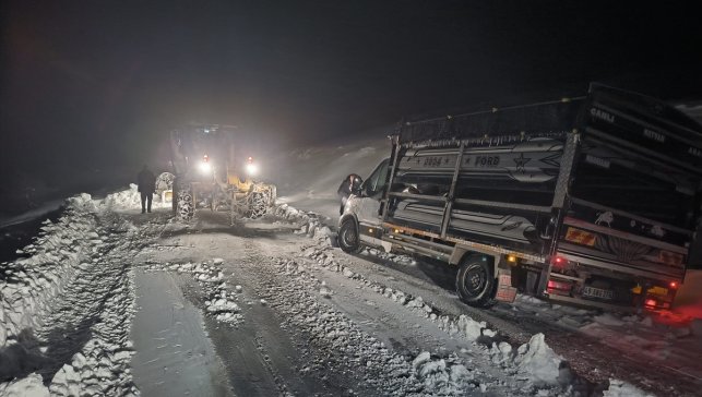 Muş'ta kar nedeniyle araçlarıyla yolda mahsur kalanlar ekiplerce kurtarıldı