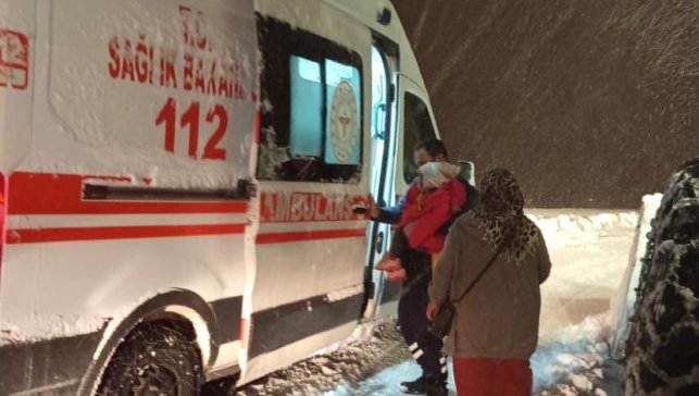 Yoğun kar engel olamadı: Ekipler hastayı 112'ye yetiştirdi