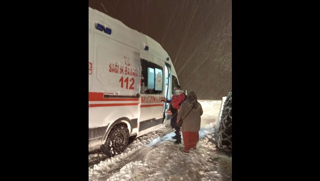 Bitlis'te yolu kardan kapanan köydeki hasta ekiplerce hastaneye ulaştırıldı