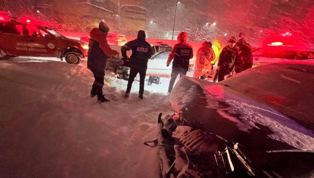 Bitlis'te iki otomobilin çarpıştığı kazada 7 kişi yaralandı