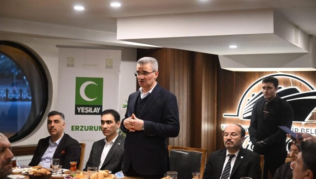 Vali Baruş, Yeşilay'ın iftar programına katıldı