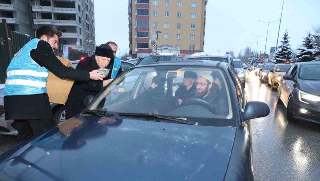 Başkan Sekmen "İftara 5 Kala" iftariyelik dağıttı