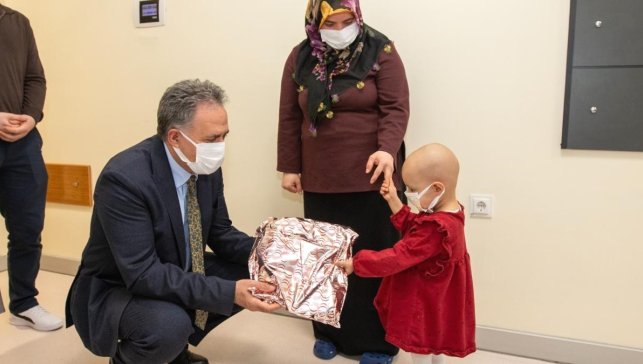 Rektör Akpolat, Onkoloji Hastanesi'ndeki minik hastaları hediyelerle sevindirdi