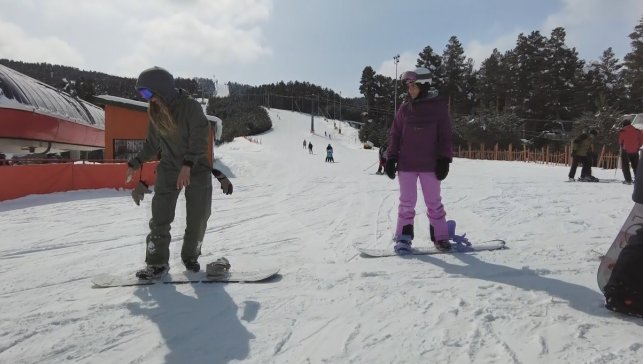 Kars'ta bahar ortasında kayak keyfi: Çam ormanları arasındaki kayak merkezi havadan görüntülendi