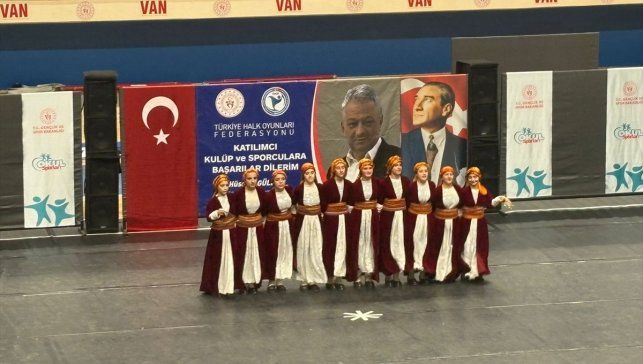 Çatak'ta halk oyunları ekibi il şampiyonu oldu