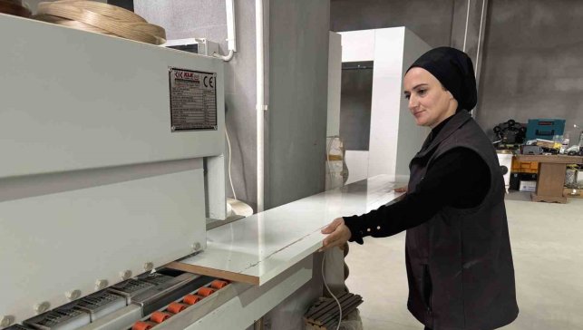 Enkazdan atölyeye bir hayat mücadelesi: İki çocuk annesi mobilyaya şekil veriyor