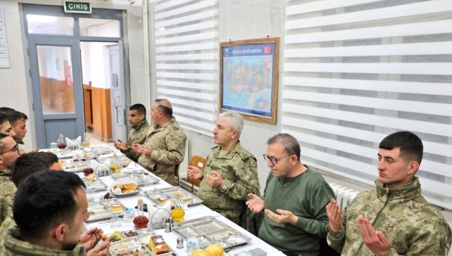 Kars Valisi Polat, iftarını sınırda Mehmetçik ile açtı