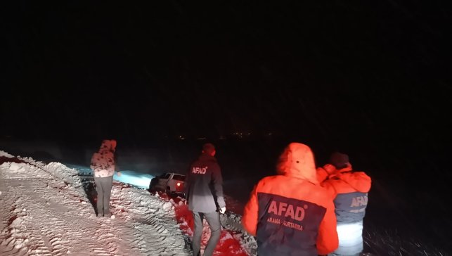 Ağrı’da tipide mahsur kalan kamyonette 2’si çocuk 4 kişi kurtarıldı