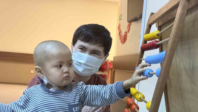 Türk kadın hekimin karaciğer nakliyle 3 yaşındaki Nuryiğit hayata tutundu