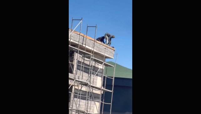 Elazığ'da işçilerin çatıda tehlikeli çalışması