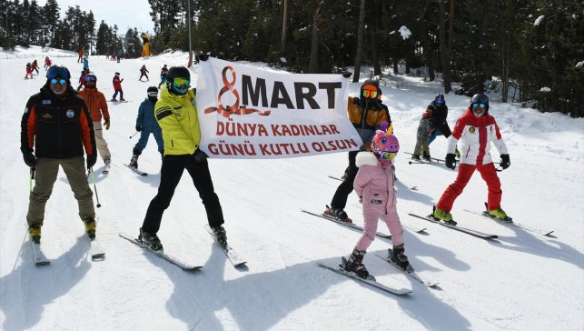 Sarıkamış Kayak Merkezi'ndeki kayak eğitmenleri, kadın kayakseverlere karanfil verdi