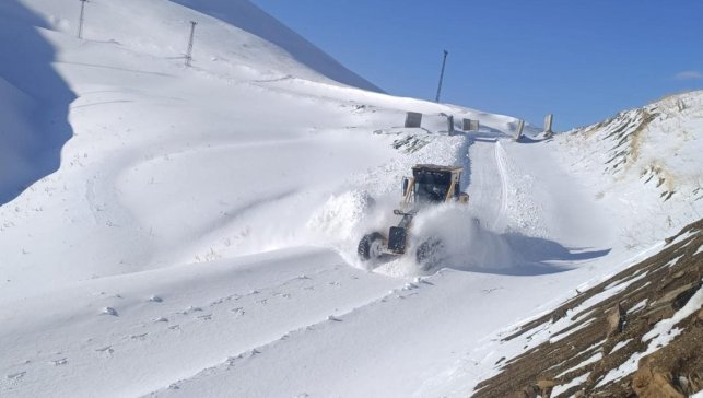 Hakkari'de 97 yerleşim yerinin yolu ulaşıma kapandı