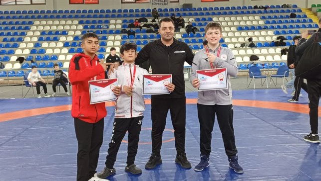 Erzincanlı yıldız güreşçilerden Rize'de üç şampiyonluk