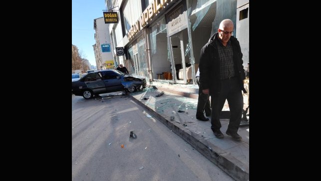 Elazığ'da otomobil, mobilya mağazasına girdi