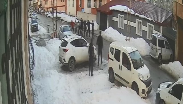 Kars'ta silahlı sopalı kavga güvenlik kamerasında: 2 yaralı