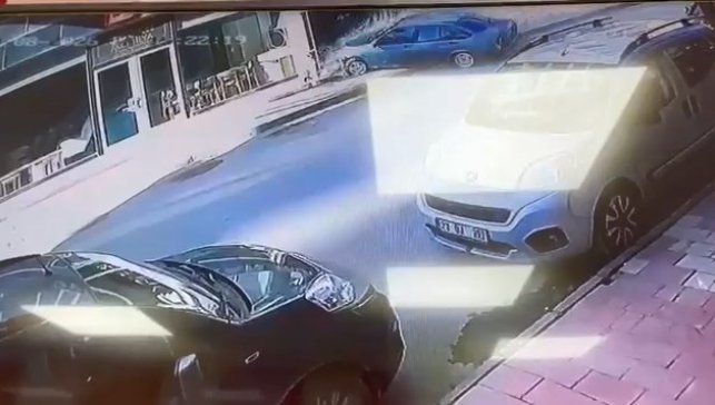 Kontrolden çıkan otomobil mağazaya böyle daldı