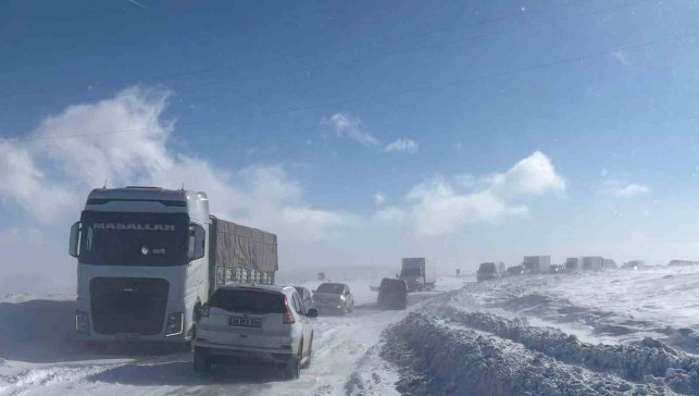 Ulaşıma kar ve tipi engeli