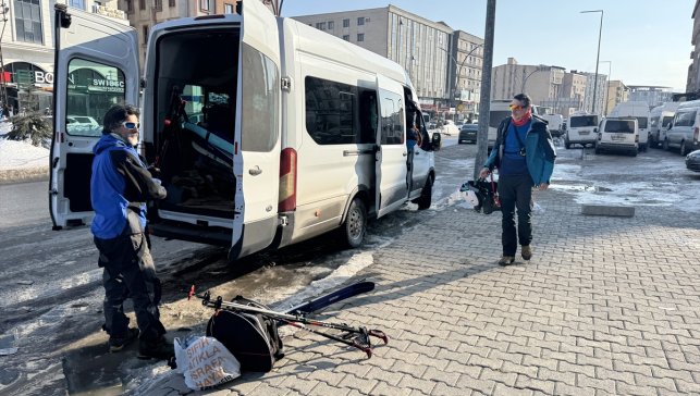 Çekya ve İsviçre'den gelen dağcılar Hakkari'de dağ kayağı yaptı